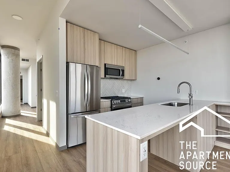513 S Damen Ave — Photo 1