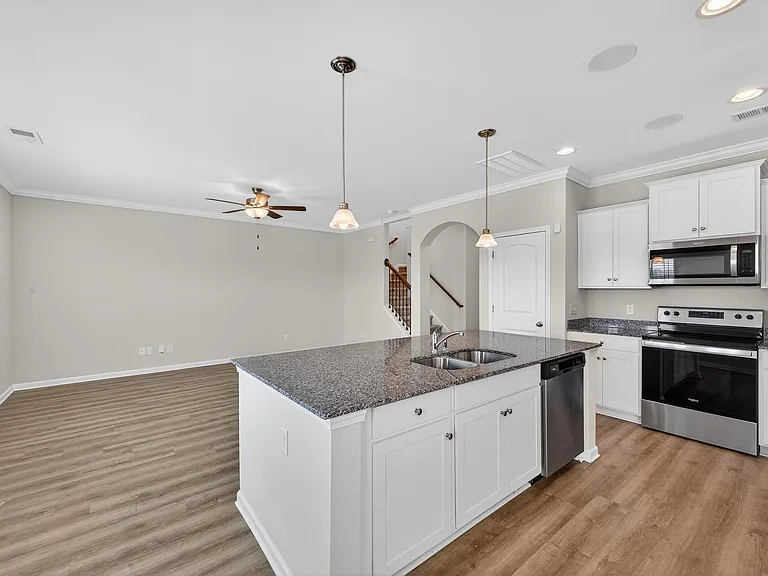 255 Mansell — Photo 11