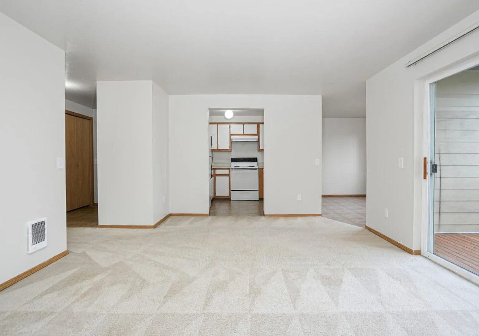 102-Mountain View Apts — Photo 3