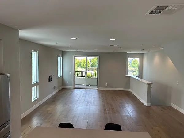1556 Wright Ave — Photo 11
