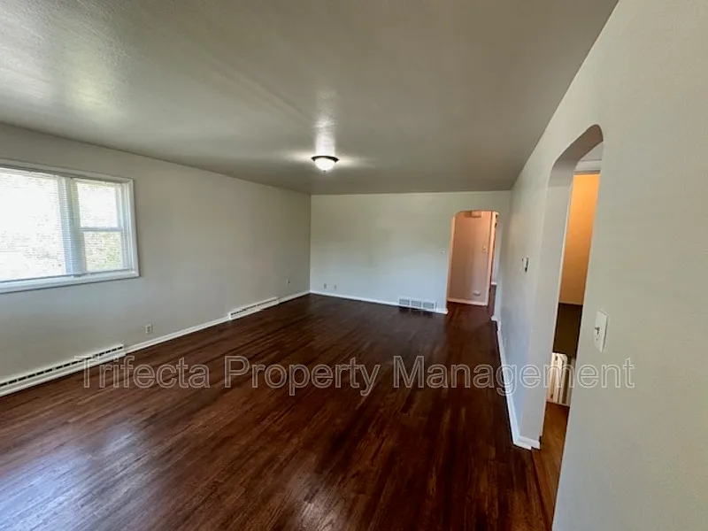 4 bed, 2.0 bath, 2200 sqft, $2,295 — Photo 2