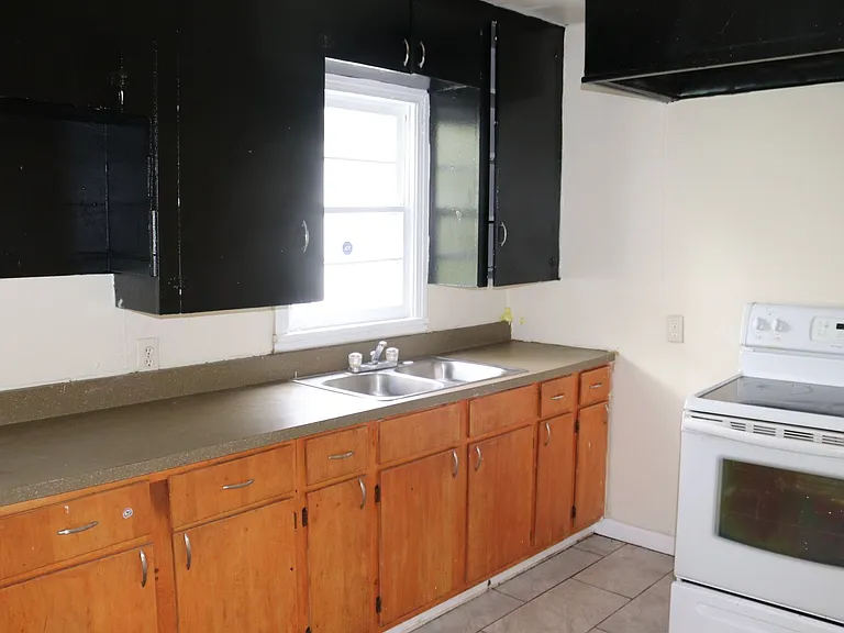 1303 Burchett St — Photo 3