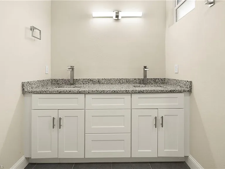 1043 Albert Ave — Photo 25