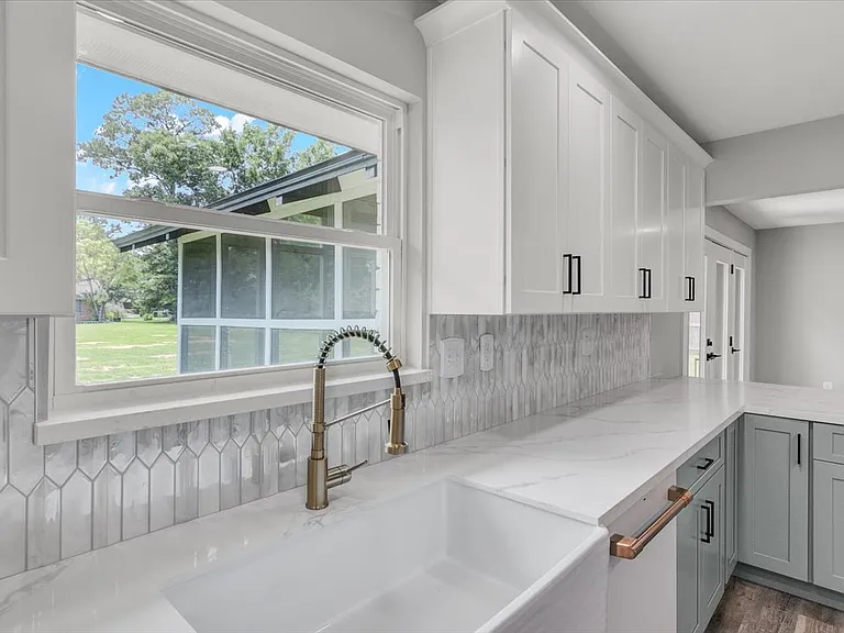 4615 Barton Ln — Photo 10