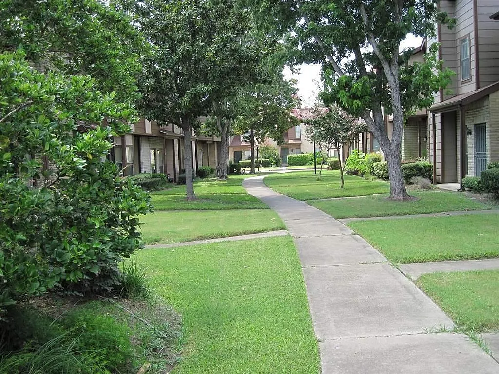 2 bed, 2.5 bath, 1168 sqft, $1,600 — Photo 2