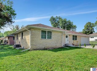 1105 Surfside Dr, Lincoln, NE 68528