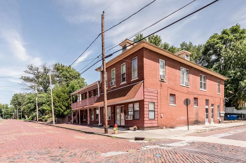 501 E Adams St APT A photo 1