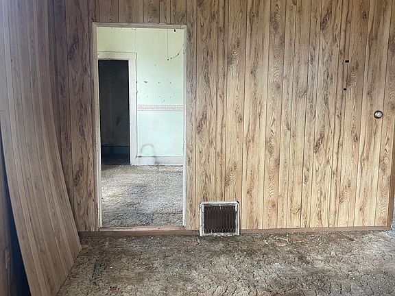 4th image of 1100 S Harlan Ave