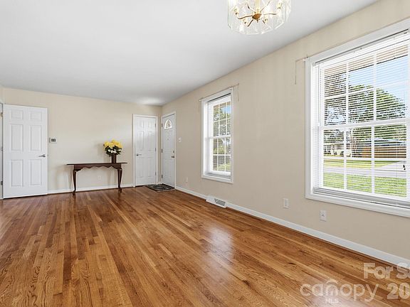 5th image of 2042 Syracuse Dr