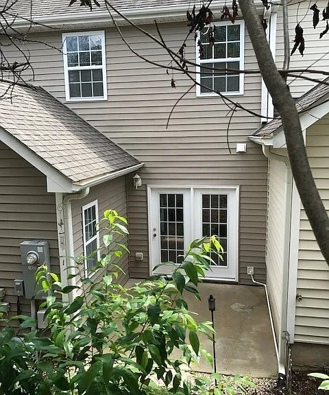 185 E Plaza Dr — Photo 2