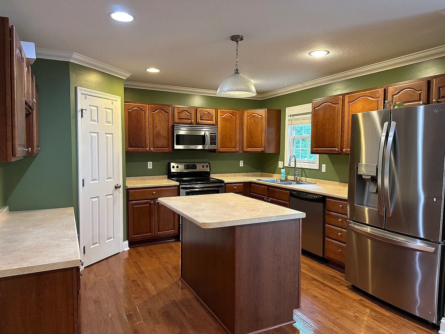 3 bed, 2.5 bath, 2424 sqft, $2,300 — Photo 1