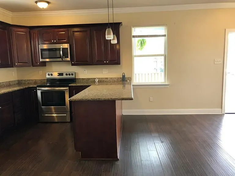 2539 Eagle St — Photo 8