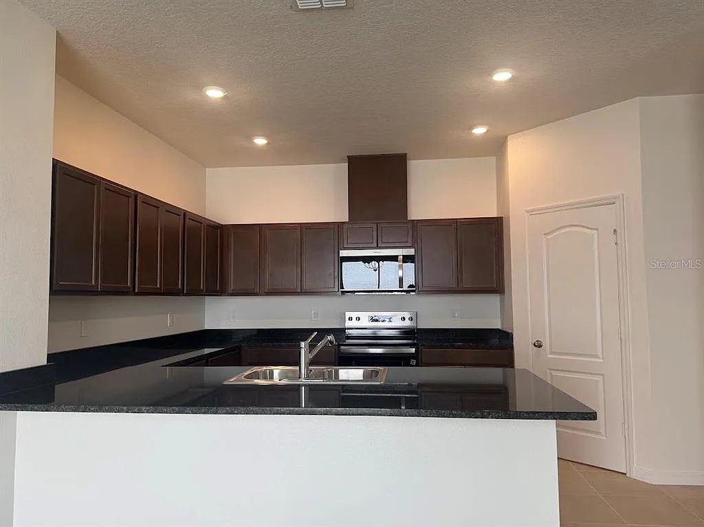 3 bed, 2.5 bath, 2039 sqft, $2,550 — Photo 3