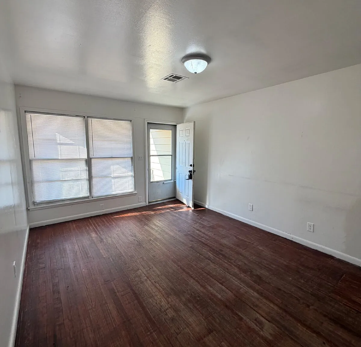 3 bed, 1.0 bath, 875 sqft, $995 — Photo 2