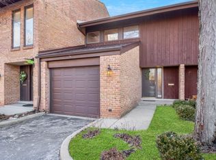 1805 Wildberry Dr #30-B, Glenview, IL 60025