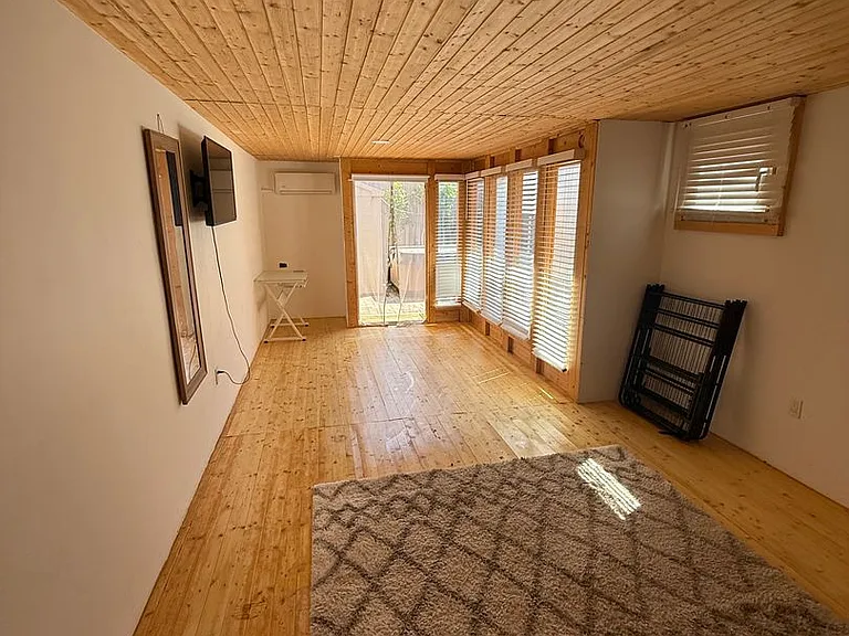 10610 Rhodesia Ave — Photo 29