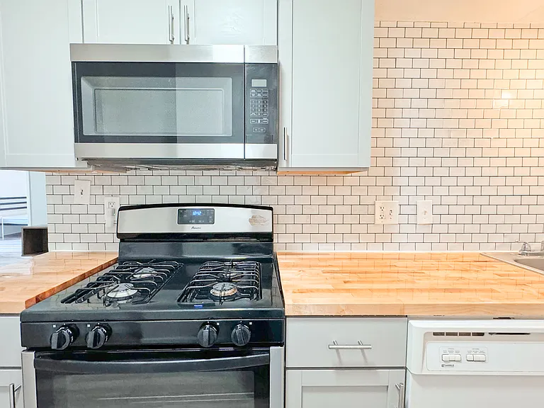 5735 Hobart St #1 — Photo 3