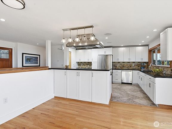 5th image of 612 View Place