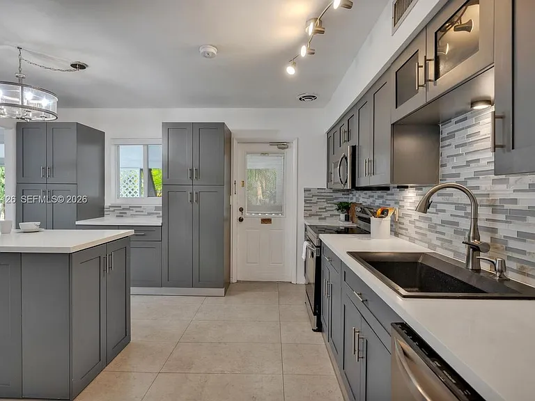 1031 NE Little River Dr — Photo 5
