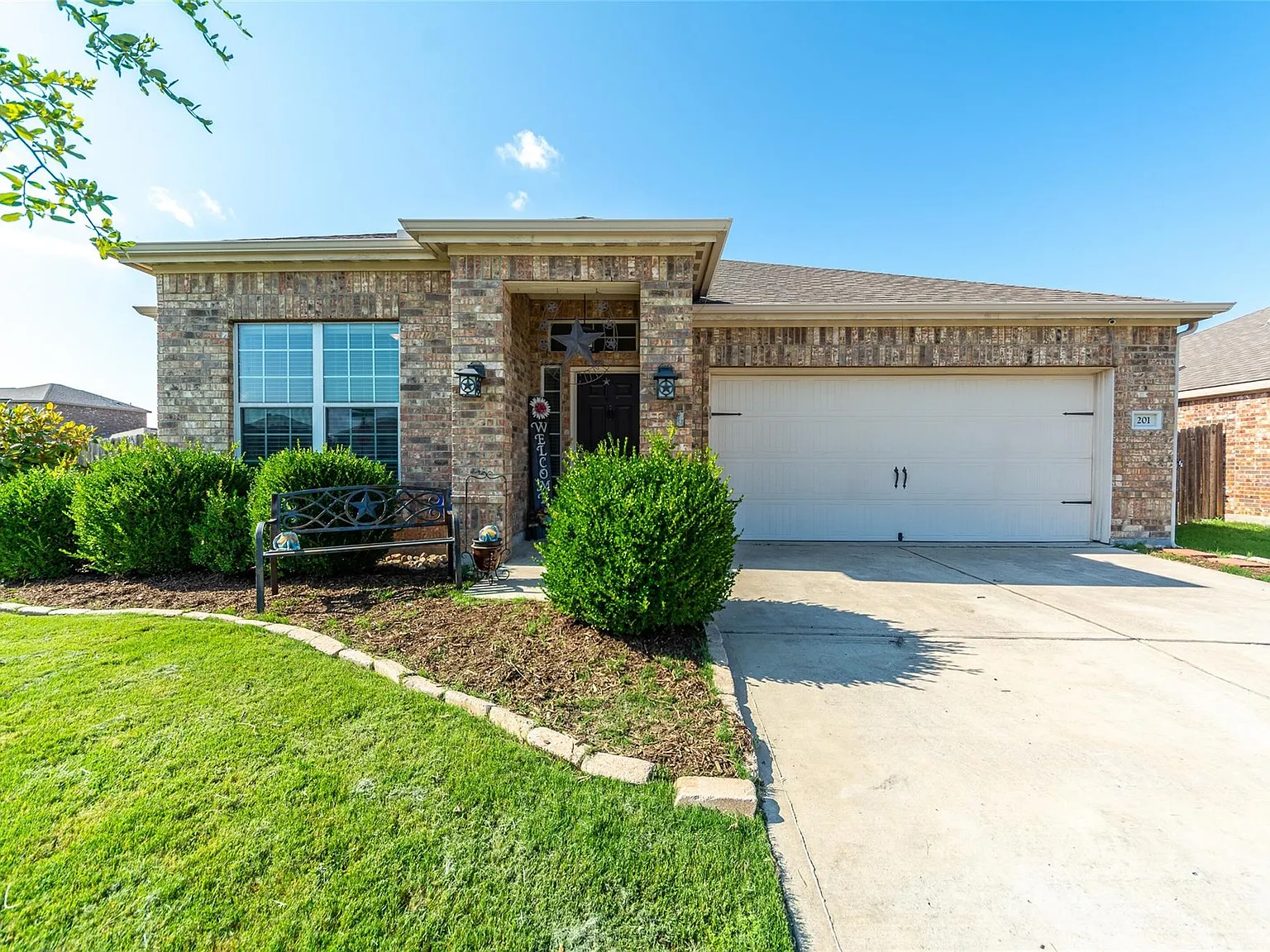 4 bed, 2100 sqft, $2,200 — Photo 2
