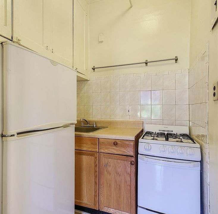 2nd image of 251 Jefferson Ave APT 6