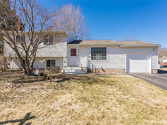 2nd image of 1583 Sweetbrier Ln