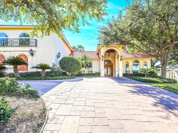 101 Windsor Rd, Laredo, TX 78041