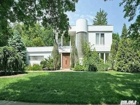 67 Parkway Dr, Roslyn Heights, NY 11577