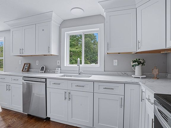 4th image of 2625 Lewis St
