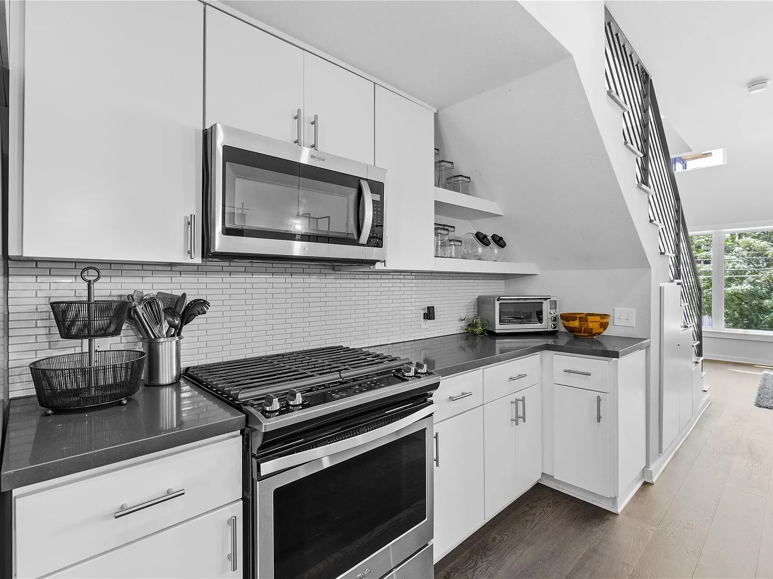 1 bed, 1.5 bath, 1033 sqft, $2,700 — Photo 3