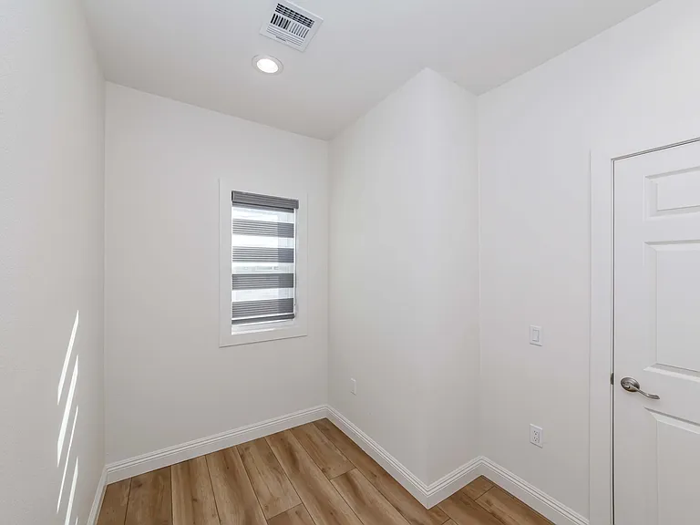 539 W Amerige Ave #B — Photo 17