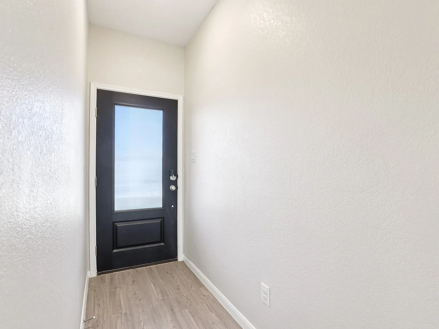 Bright 3-Bed Home with Island Kitchen, Private Yard & Community Pool in New Braunfels — Photo 4