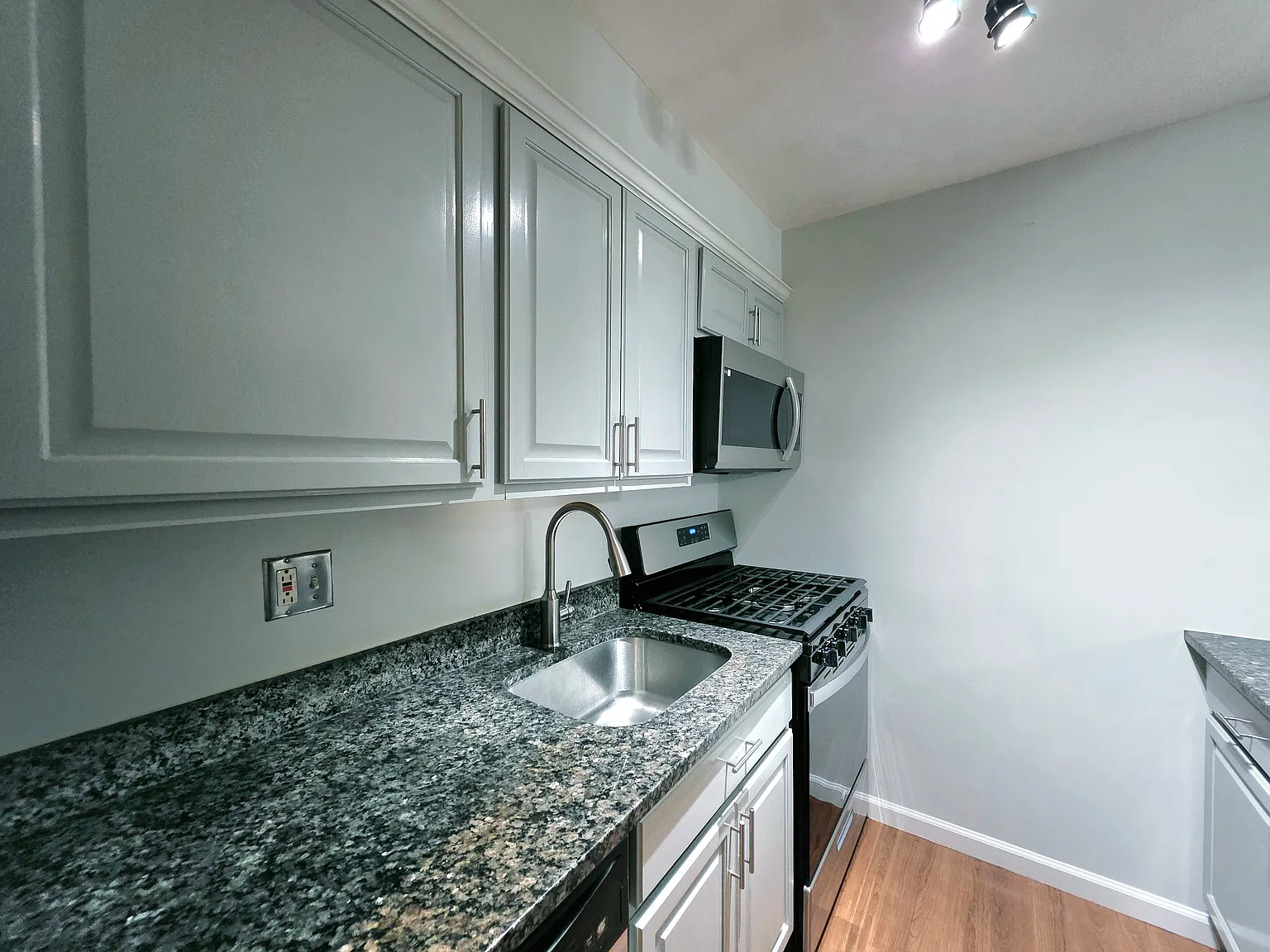 1 bed, 668 sqft, $1,295 — Photo 2