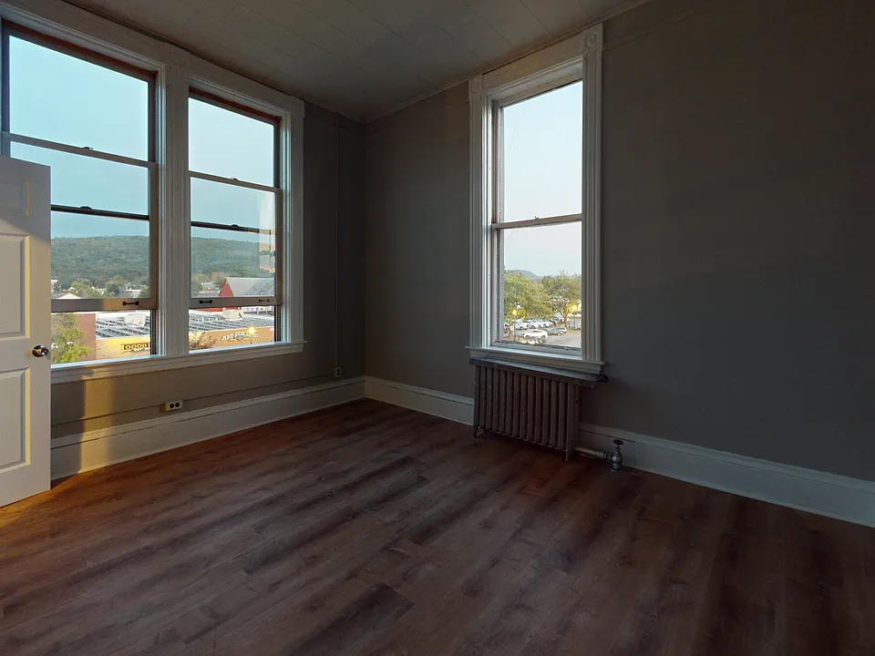 101 Main St