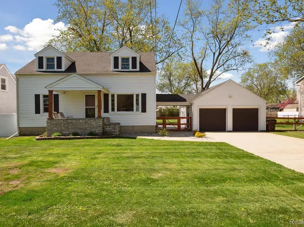 5563 Central Dr, Monroe, MI 48161