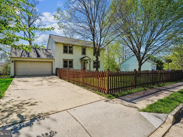 1407 Bayshire Ln, Herndon, VA 20170