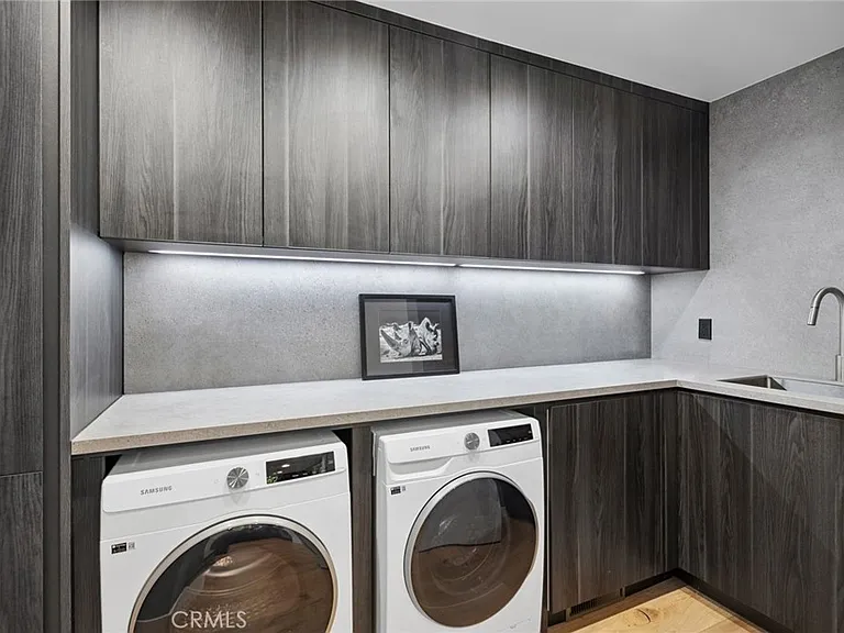 1061 Skyline Dr — Photo 33