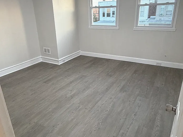 2557 Shields St — Photo 10