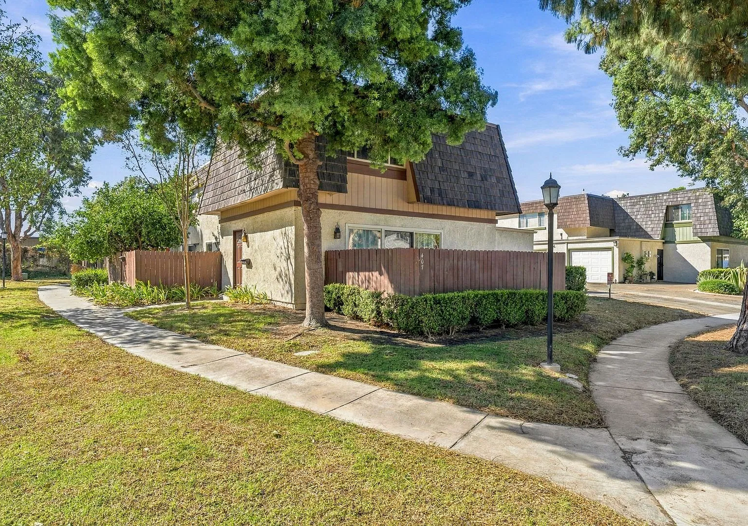 Beautifully Remodeled Townhouse with Stunning Modern Finishes! — Photo 2