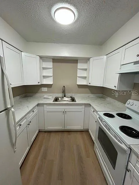 2 bed, 1.5 bath, 906 sqft, $1,350 — Photo 2