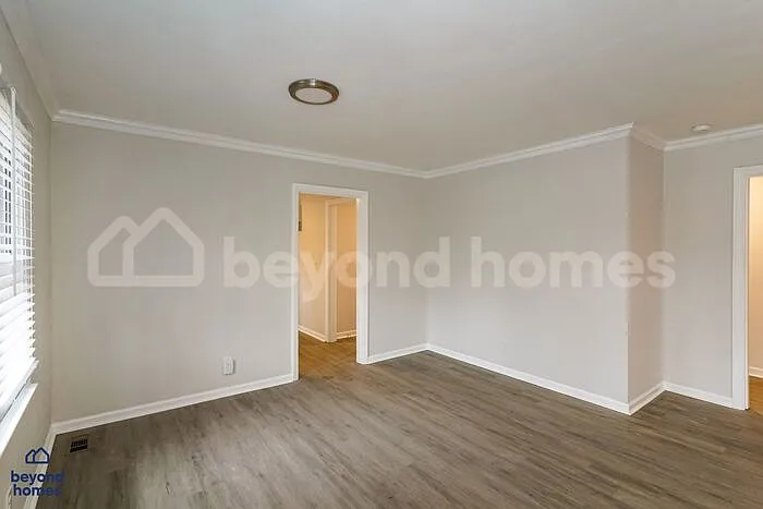 916 Julian Rd — Photo 6