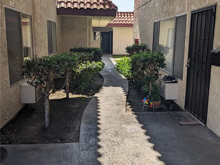 3300 W Orange Ave #6 — Photo 2