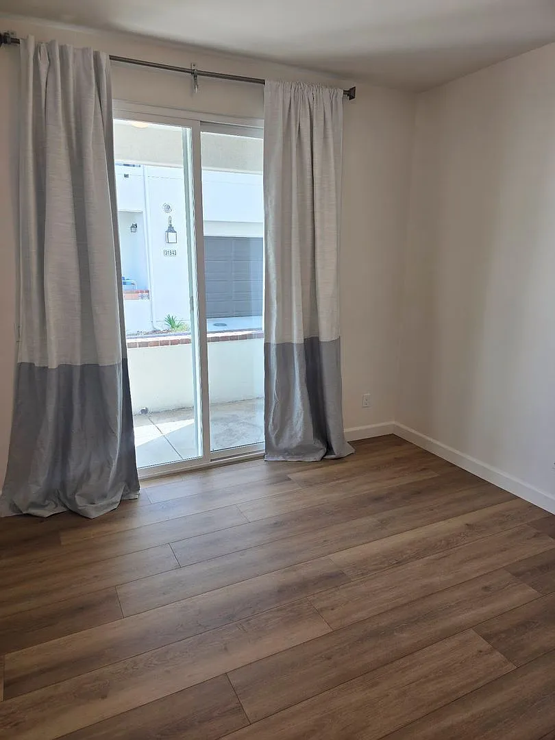 Gorgeous 3 Bedroom Townhome with New Flooring and Paint! — Photo 4