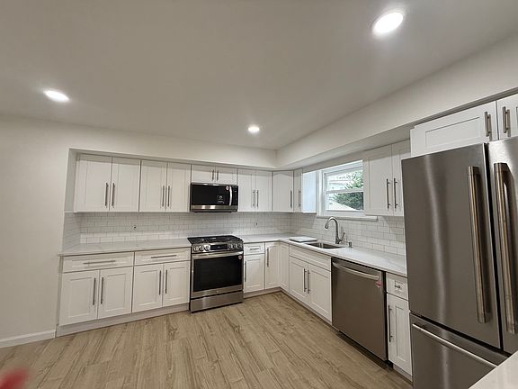 Brand new kitchen w/ quartz