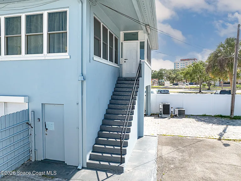 1008 E Strawbridge Ave — Photo 3