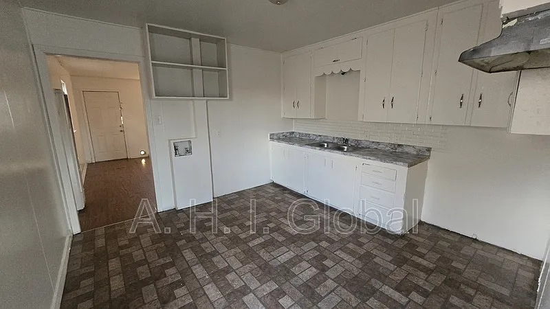 3 bed, 1.0 bath, 1000 sqft, $850 — Photo 2