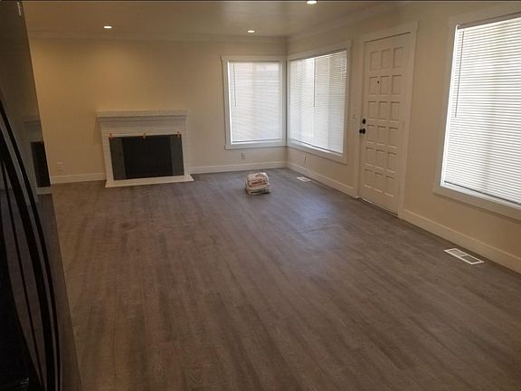 3rd image of 662 Commercial Ave