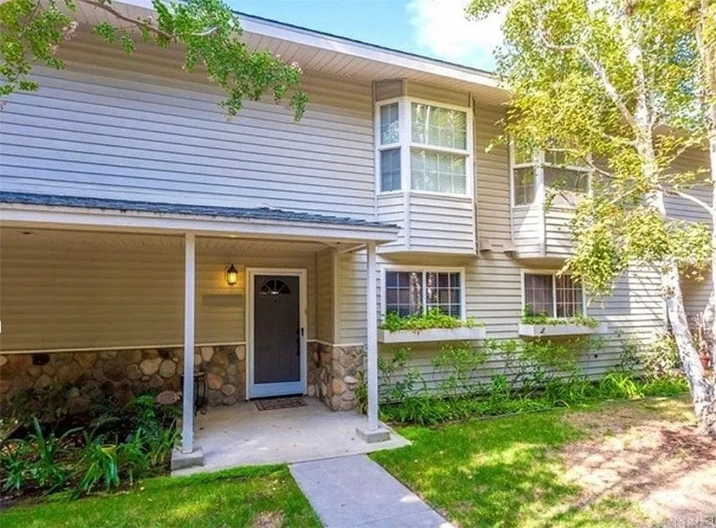 2 bed, 1.5 bath, 1390 sqft, $1,600 — Photo 1