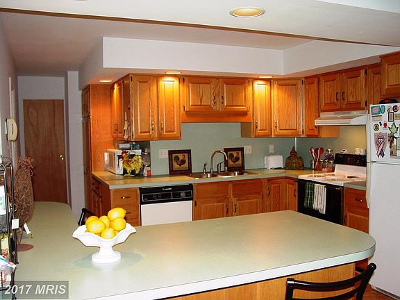 Kitchen with breakfast counter