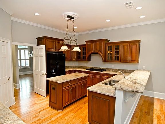 2nd image of 3141 Beechwood Dr SE